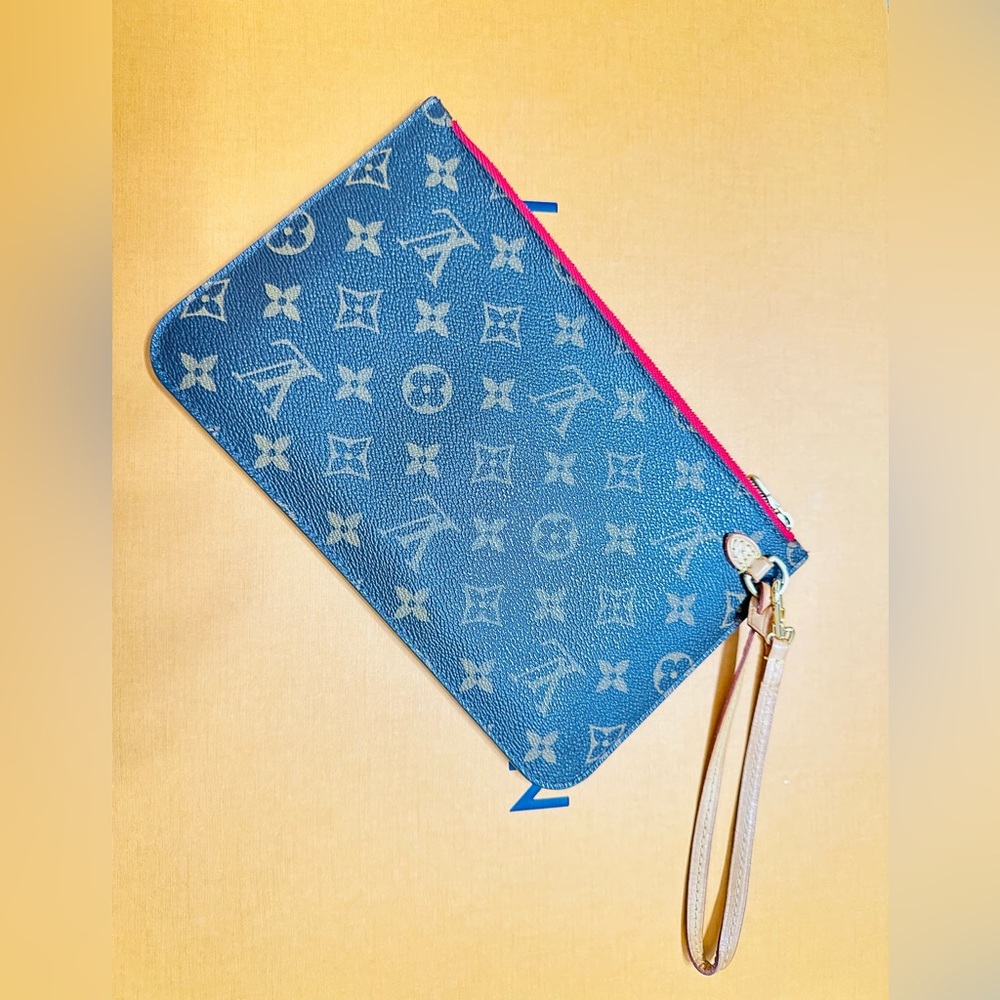 LOUIS VUITTON Pouch/Wristlet